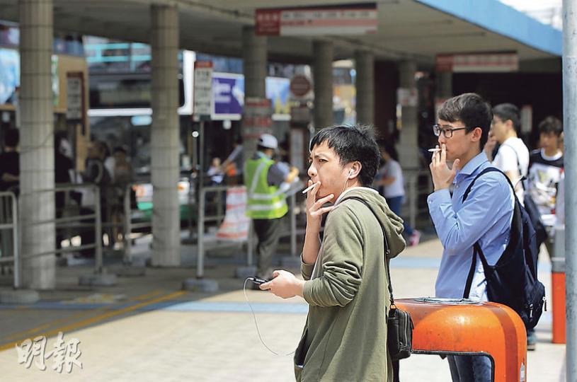 紅磡海底隧道口的巴士站經常「排長龍」，部分煙民在此吸煙，候車者容易吸入二手煙，食物及衛生局擬修例，把各區隧道口巴士站列為禁煙區。（李澤彤攝）食物及衛生局副局長陳肇始接受訪問時表示，正研究3招控煙措施，包括擴大煙包警示及加入「恐怖」圖像、把隧道口巴士站列為禁煙區，以及立法全面禁止進口和銷售電子煙，惟她承認尚未有具體落實時間表。（胡景禧攝）