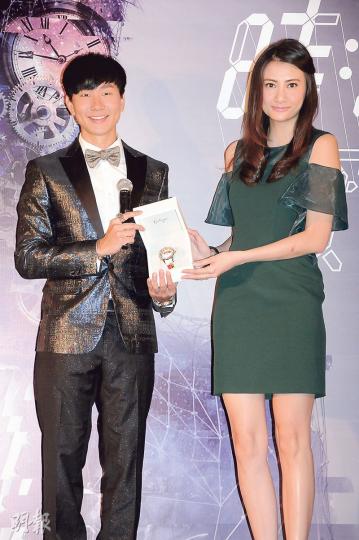 黃伊汶（右）送上水晶手表預祝林俊傑（左）演出成功。（攝影：孫華中）林俊傑宣布舉行紅館演唱會獲大批粉絲支持。（攝影：孫華中）