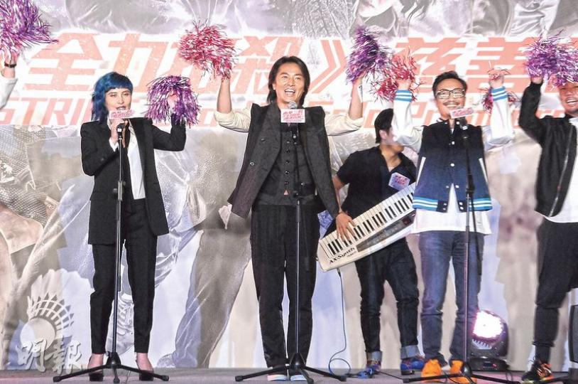 何超儀（左起）、鄭伊健及鄭中基拿着啦啦球又唱又跳，想不到舞步竟是伊健負責排。（攝影：孫華中）林敏驄（左）大講有味笑話，謝君豪（右）無辜被拖落水。（攝影：孫華中）蒙嘉慧（攝影：孫華中）
