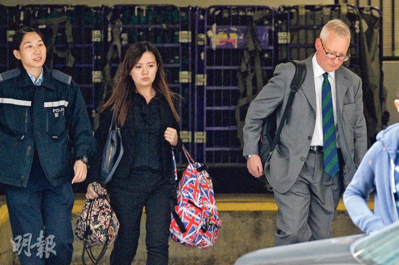14歲少女（右方淺藍衣不入鏡頭者）昨在女警護送下到東區裁判法院出席保護令聆訊，其間與父親（穿西裝者）手牽手進法庭。（鄧宗弘攝）