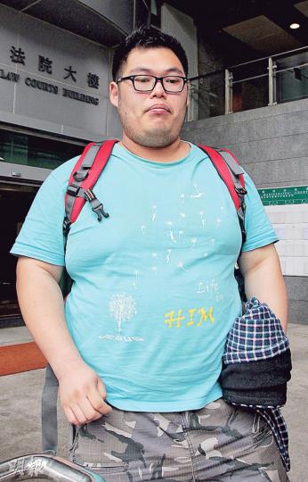 裝修管工高偉智（圖）否認於去年11月在旺角惠豐中心行人道上「鳩嗚購物」期間咬傷警員及阻差辦公。 （ 李澤彤攝）偵緝高級警員洪劍威（圖）在庭上供稱，當日準備拘捕被告時，被告用口咬了他的左前臂一下。（李澤彤攝）警長曾超剛（圖）昨供稱，案發當日被告曾高叫「唔使理啲死差佬、警犬！條路係我哋嘅，點行都得」。（ 李澤彤攝）