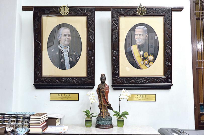 東蓮覺苑知客室掛有何東爵士（右）及夫人張蓮覺居士（左）的畫像。東蓮覺苑的命名亦是取自二人的名字。（葉家豪攝）
