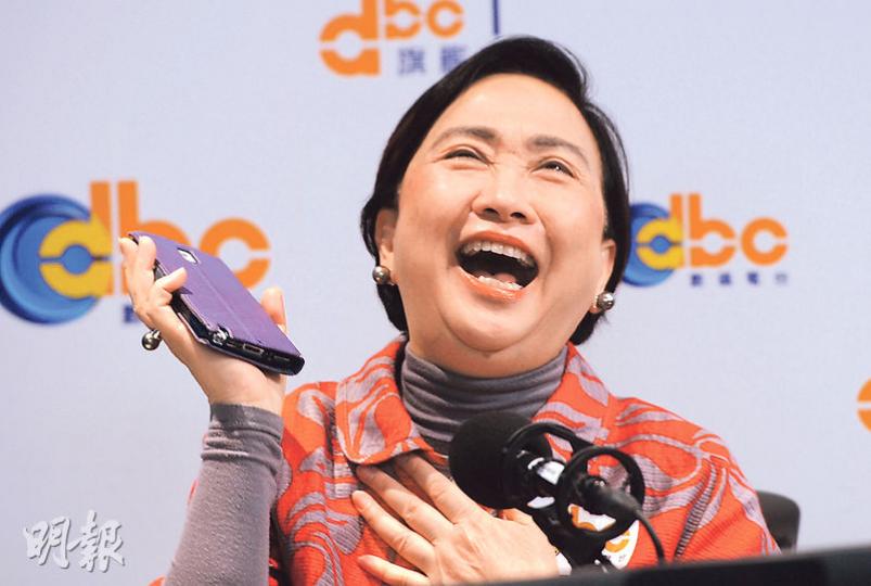 民主黨主席劉慧卿話早前去賞櫻花期間，亦不時有用手機及以WhatsApp跟貼香港新聞。（胡景禧攝）