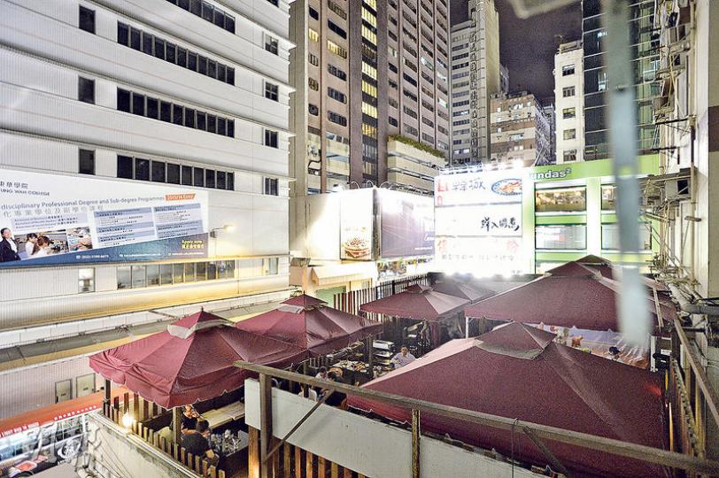 旺角的Haloha Cafe在露天平台架起多個帳篷，供顧客活動之用，居民不滿深夜時分平台傳出噪音。地政總署指上址經營食肆及燒烤場違反地契條款。（余俊亮攝）Haloha Cafe露天部分，顧客可以燒烤，並坐在一旁喝啤酒（圖右）。警方去年分別兩次票控負責人違反噪音條例及會社酒牌條件。（余俊亮攝）