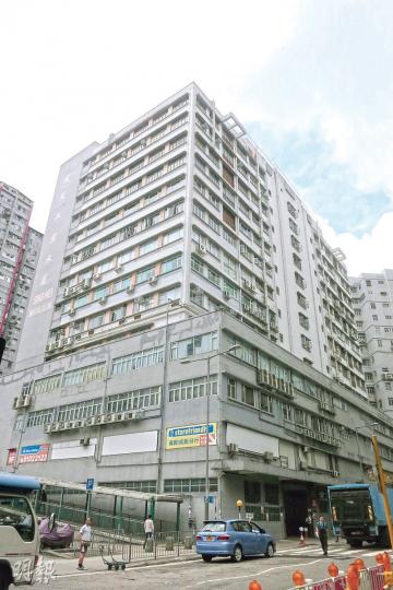 葵涌成美工業大廈1樓開設了兩間迷你倉，去年底先後被地政總署釘契，地署指其不符合地契中「貨倉」含義，限定28日內還原，但兩間迷你倉至今仍繼續經營。（明報記者攝）