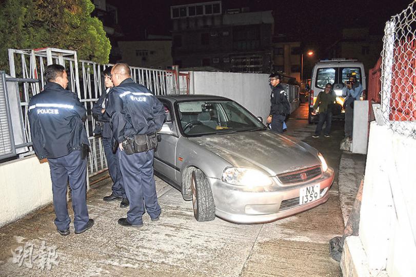 元朗瓦瑤頭村發生汽車撞閘事件，有人在場撒下「欠債還錢」紙張，內容針對一名懲教署人員，警方事後在場調查。 （蔡方山攝）