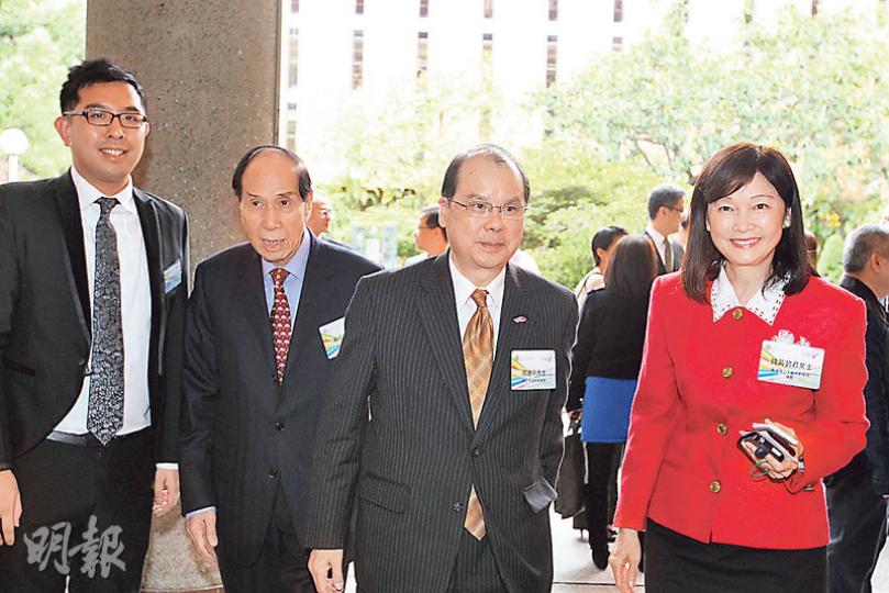 勞工及福利局長張建宗（右二）表示，亞視欠薪被罰69萬元，是歷來欠薪的最高刑罰，連同較早前認罪的38張傳票，總共被罰107萬元。他促請亞視處理營運方向及支薪問題，因員工會感不安及困擾。（林俊源攝）