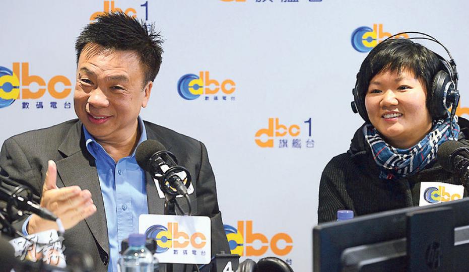 亞視不獲續牌，政府要求港台頂上的安排被質疑，但理由各不同。民建聯立法會議員鍾樹根（左）批評港台路線偏頗：「官辦電台又唔係做官辦電台嘅嘢，你食碗底反碗面！」他又認為以公營機構接管私營機構猶如「國有化」，並不恰當，「對無綫都唔公平」。港台工會主席蔡玉玲（右）則表示，政府邀請港台接手廣播的決定倉卒，不利電視業發展。（劉焌陶攝）