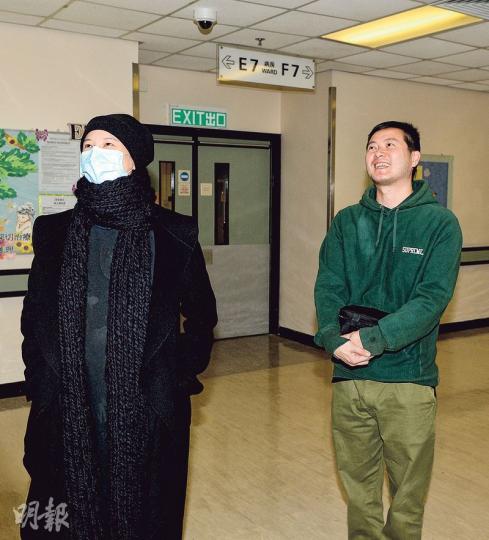 鄭希怡探完愛女後，終展露歡顏，並感激老公梁學儲連日來兩頭奔波的辛勞。（攝影﹕鍾偉茵、黃梓烜、劉永銳）鄭希怡產後未癒，忍着傷口的痛，急不及待要暫離醫院前往探望愛女。（攝影﹕鍾偉茵、黃梓烜、劉永銳）Yumiko準備入深切治療部時難掩焦慮，一度緊張得眼濕濕。（攝影﹕鍾偉茵、黃梓烜、劉永銳）Yumiko終於鬆一口氣，簡單交代愛女情况。（攝影﹕鍾偉茵、黃梓烜、劉永銳）離開醫院時，Yumiko為免產後入風，特別包到實一實，並戴上冷帽保溫。（攝影﹕鍾偉茵、黃梓烜、劉永銳）
