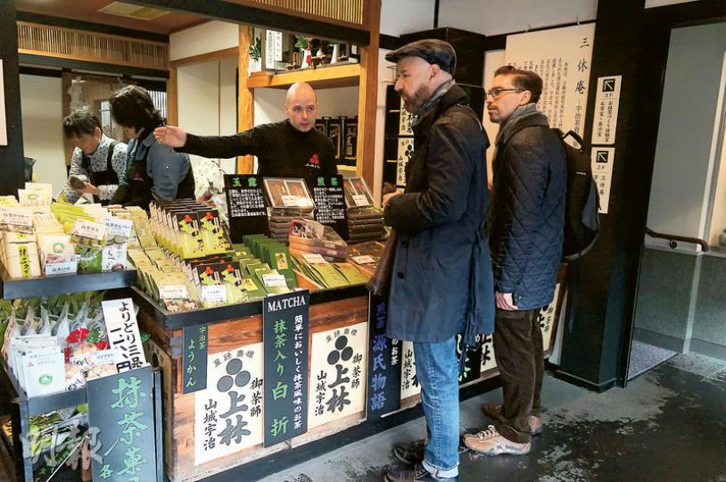 宇治市茶莊林立，對三星園上林三入本店而言，Tobi-san最大的優勢是更方便向歐美的遊客推廣宇治抹茶這種傳統飲料。（李兆祥攝）（李兆祥攝）840日圓（約54港元）的自製抹茶體驗課，教大家沏出鮮香濃厚的抹茶。（李兆祥攝）Tobi-san說外國人不習慣跪在榻榻米上，坐在椅上磨抹茶也沒所謂，但手法、力度要保持多年相承的傳統，不能改變。（李兆祥攝）宇治市平等院前的表參道茶莊林立，閉上眼睛可以聞到陣陣馥郁茶香。（李兆祥攝）Hello Kitty 茶寮有吉蒂的布偶作「伴吃」，滿足粉絲的要求。（李兆祥攝）He