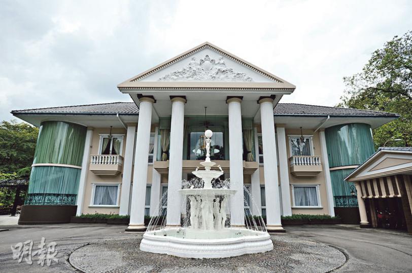 羅傑斯在新加坡的大宅位處當地傳統豪宅區，屋前花園建有一座噴水池（圖）。（盧翊銘攝）