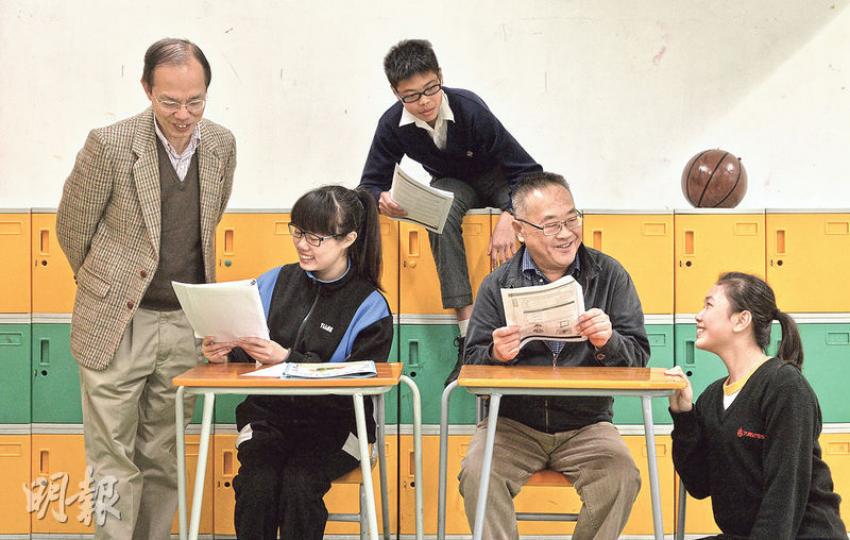 退休多年的香港華仁書院校友麥華雄（左一），去年底與吳先生（右二）等同屆畢業同學，招募校友為多間天水圍的中學生免費補習英語，包括中四生謝同學（中）、中五生李同學（左二）與其妹妹（右一），過程中導師又會與學生分享奮鬥史，培養學生對學習興趣和建立自信心，並會為學生的職業目標提供意見。（余俊亮攝）