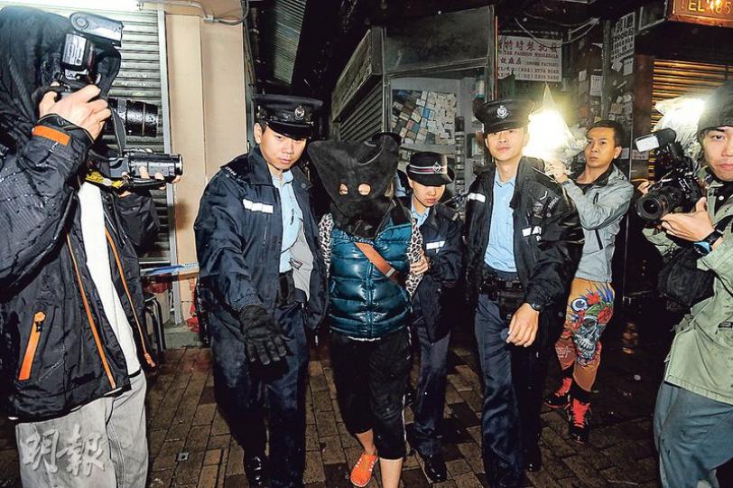 警方昨午重返涉事越南食店調查，其後以涉嫌殘酷對待動物拘捕女東主。（樊銳昌攝）