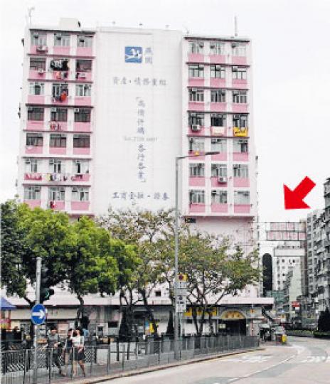 黃霑年少時的舊居，本是一幢四層高的唐樓，現已改建成十層高的大廈，所住的單位，就在相中「基督教錫安傳道會」（箭嘴示）旁。（陳嘉文攝）左方的建築物，是德貞小學舊址，對出的馬路，是一九五六年雙十暴動燒車的現場。路的另一端，就是嘉頓麵包廠。（陳嘉文攝）當年的北河戲院，現在是一間小食店。（陳嘉文攝）（明報製圖）