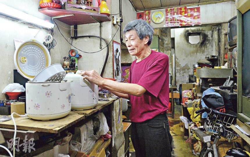 遷入兼善里已30年的業主雷先生現時亦於該處地舖經營印刷生意，他期望兼善里能夠盡快重建而非只做維修。（余俊亮攝）