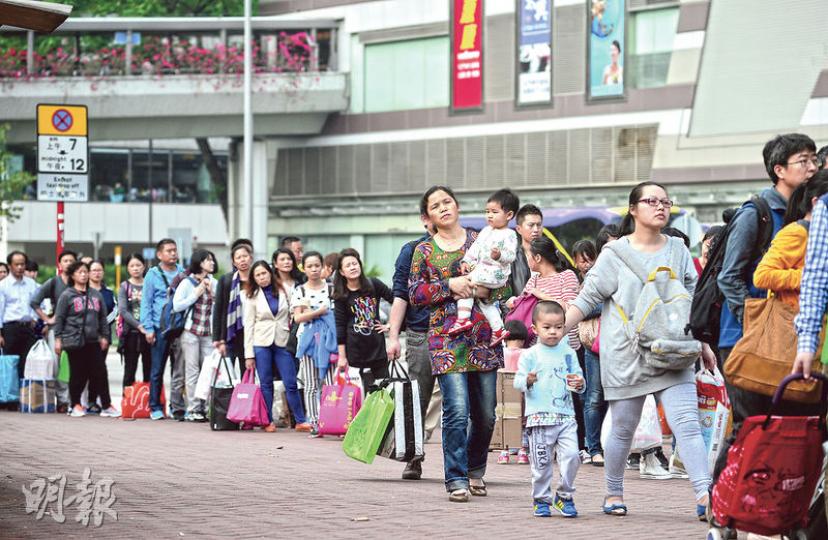 「一周一行」實施前夕，除水貨客活躍的上水外，來往屯門及深圳灣口岸的巴士線B3X，昨日仍大排長龍，當中不乏以「一簽多行」來港買日用品的深圳居民。（鄧宗弘攝）內地政府公布將深圳居民「一簽多行」轉為「一周一行」前夕，港鐵上水站外的水貨客活動已減少，相較2012年底的熱鬧場面，昨日場面明顯冷清（圖）。（余俊亮攝）