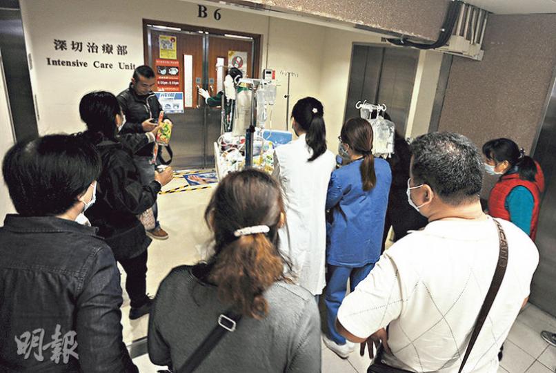 命危浸大女生昨由手術室被推回深切治療部期間，親友不停在她身邊大叫「加油﹗加油﹗」，希望用打氣聲支持她。（衛永康攝）