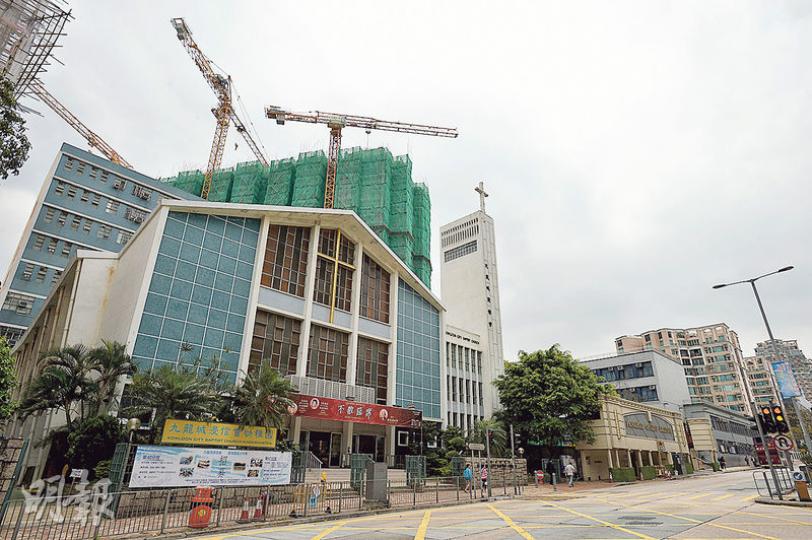 九龍城浸信會屹立亞皆老街51年，教會管理層近年申請換地至橫頭磡東利道興建新教堂，造價至少10億，但遭部分會友反對。現址旁邊正興建豪宅項目。（盧翊銘攝）九龍城浸信會門口當眼處正擺放一座新教堂的設計模型，供會友觀賞。有會友認為，單是此座模型亦造價不菲。（盧翊銘攝）九龍城浸信會執事會主席何鏡煒昨表示，外間的政治世界或會有人使用「語言偽術」，但教會絕不會以「層壓式」強迫會友奉獻。（盧翊銘攝）反對換地興建新教堂的城浸會友、作家陳中禧說，《聖經》教導人要「行公義、好憐憫」，新教堂造價太高，相關經費應用作扶貧