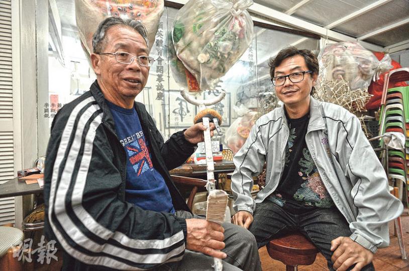 惠海陸同鄉會主席鄺世來（右）表示，今年飄色考慮以水貨客為題材。負責製作飄色支架的「時事飄色王」黃成就師傅（左），笑言有街坊建議以韓國節目Running Man為題材。（葉家豪攝）