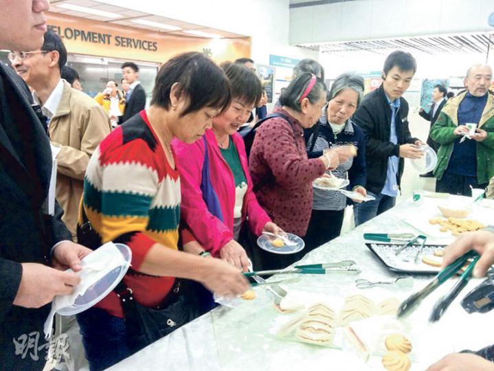 梁美芬噚日帶咗幾團街坊去聽《基本法》研討會，有婆婆話聽完講座要自己返屋企煮飯。不過休息時段有三文治食，班街坊食得好開心。（梁卓怡攝）