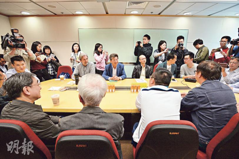公民黨湯家驊（中間穿藍西裝外套者）牽頭組成的議政平台昨日首次舉行聚會，吸引大批傳媒採訪。湯家驊表示，他本接觸了約30人，但事件曝光後有約三分之一參加者因怕成為傳媒焦點故未能赴會，湯稱傳媒對平台過度關注，「我們有少少不便，但我不是要投訴傳媒」。（盧翊銘攝）