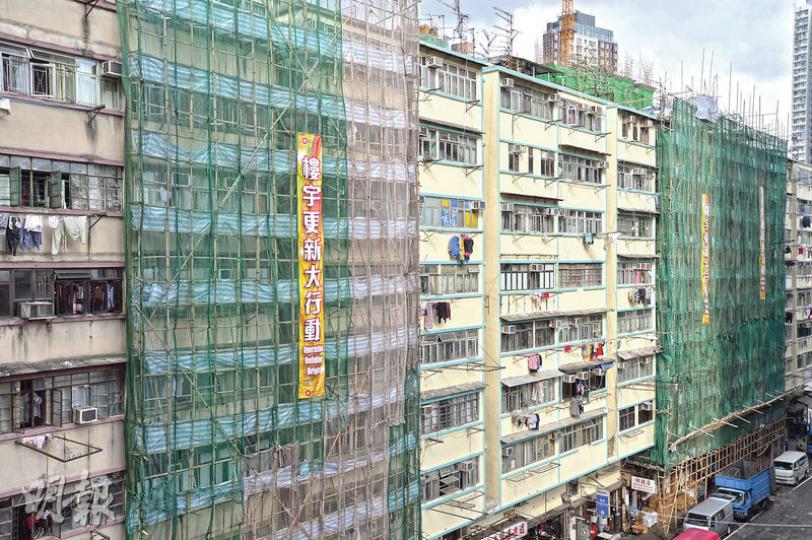 兼善里部分舊樓曾參與「樓宇更新大行動」，至今仍搭起棚架從事外牆復修等翻新工程，估計今年底至明年初完成。（余俊亮攝）