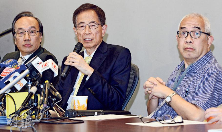 今年是《基本法》頒布25年，今昔泛民巨頭聚頭。泛民飯盒會召集人、公民黨黨魁梁家傑（左）和民主黨創黨主席李柱銘（中）與多名泛民議員舉行記者會，批評中央政府對香港事務過度介入與干預，違背基本法原意，泛民23名議員重申會否決任何人大8．31決定下的政改方案。右為資深傳媒人程翔。（劉焌陶攝）
