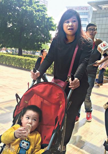 昨前來拿取簽注的深圳居民曾女士習慣赴港購物見朋友，現在一周只能來一次並不足夠。她又說原本數日前已可拿取簽證，結果昨天才領取，卻變成「一周一行」，感到「唔抵」。（盧翊銘攝）深圳居民王先生認為「一周一行」政策相當不公平，批評香港以往經濟不好就依靠內地，現付不起租金又「賴」他們。他指不少港人也會來深圳消費，質疑深圳是否也應有相應限制。（盧翊銘攝）