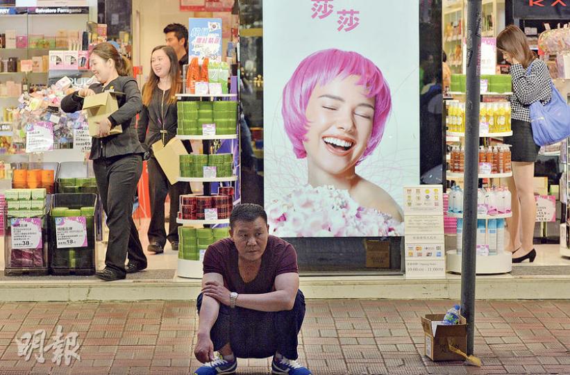 昨首日收緊「一簽多行」，莎莎（0178）股價昨單日大跌6.24%，收報4.06元。分析員稱，日用品及化妝品最受政策衝擊。同行卓悅（0653）昨股價亦大跌7.14%，收報0.65元。（余俊亮攝）