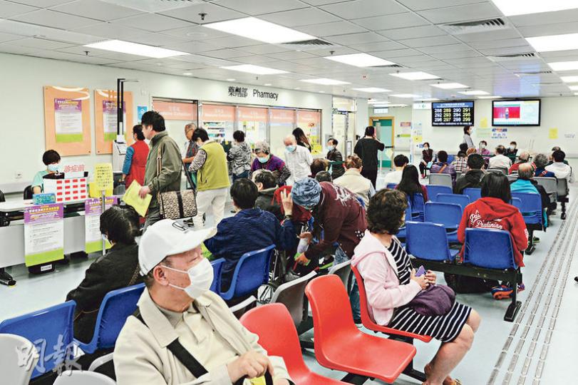 醫管局去年中推出資助高血壓病人以45元看私家醫生後，反應良好。醫管局擬「加碼」，吸納更多病種和病人於普通科門診公私營協作劃內。圖為西灣河普通科門診診所。（黃志東攝）