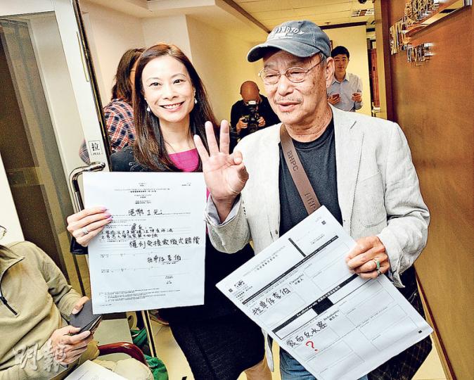 七旬李伯（右）稱當日拉着載有音響器材的手推車經過屯門反水貨客示威地點時，被誤會為水貨客而遭襲擊。他昨在律師陳曼琪（左）陪同下稱打算入稟法庭索償。（葉家豪攝）