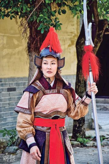 陳慧珊昨日繼續為新劇《波士早晨》開工，謝絕訪問之餘亦拒影單人照，記者唯有在她演戲時拍攝。（攝影：梁迺楠）陳慧珊（右三）跟洪永城（左起）、李佳芯、黃智賢、趙希洛及李子雄影大合照時，樣子才較為寬容。（攝影：梁迺楠）