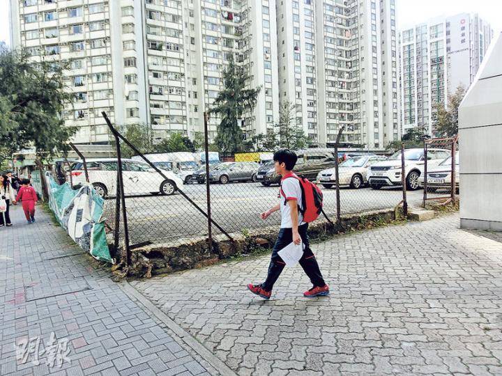 身穿校服出庭的中五學生羅焯勇（18歲）昨否認於去年10月、即佔領期間在龍和道非法集結，羅於庭外突然以粗言大罵上前拍攝的記者。（張梓鈴攝）