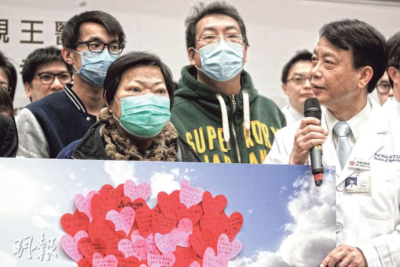 威爾斯親王醫院上月破紀錄於4日內「馬拉松式」連續做了6宗腎臟移植手術，受助者親自設計感謝卡予醫護人員，答謝他們不辭勞苦為病人帶來「復活」希望。（郭慶輝攝）