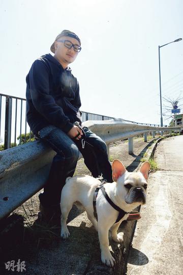 死者兒子昨早拖着法國老虎狗「巴斯」到富山殮房認屍，他指愛犬目睹父親捱打經過後一直顯得悶悶不樂。（衛永康攝）73歲老翁在美林邨籃球場放狗時被毆打後斃命，警方事後封鎖現場調查。（蔡方山攝）
