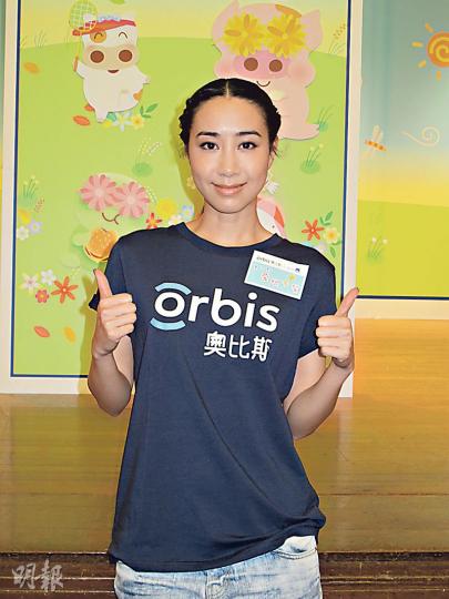 吳雨霏小時候沉迷看電視、電腦及打機導致有500度近視，現在也戒不掉壞習慣。（攝影/記者：柯美）