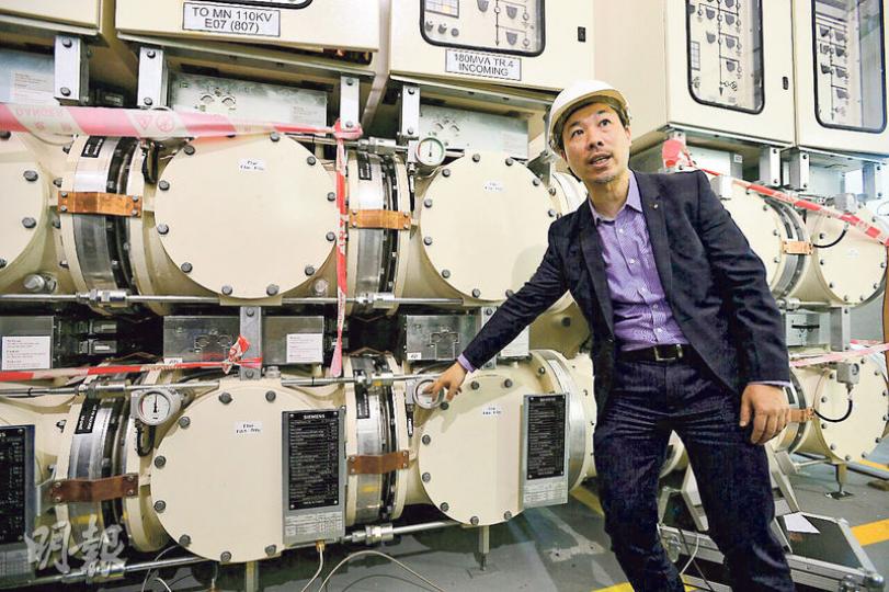 澳電電網運行及保養部高級經理陳漢強指着故障組件，表示該組件並非直接與內地電網連接，亦由於是閉合式設計，需時評估內裏損毁情况。（鄧宗弘攝）