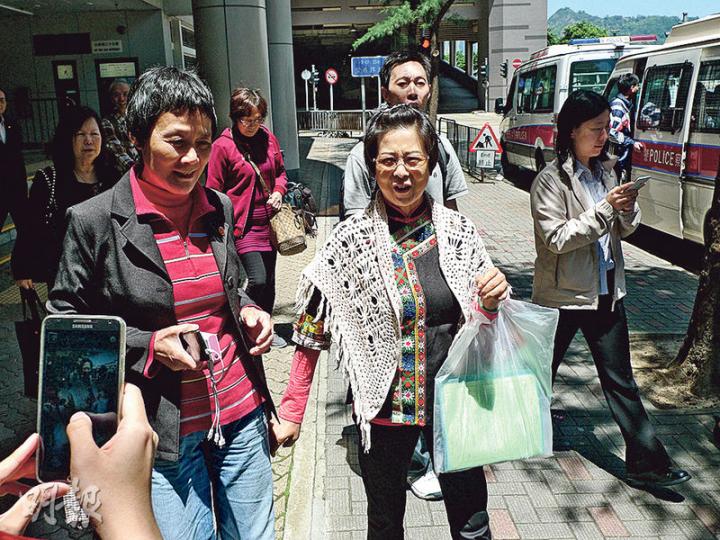 被告郭綺華（圖中攜膠袋者）強調身為市民，可以監察議員，希望在梁國雄就座前向他送上一些說話，並希望他接收碌柚葉。她又指不說粗話，只罵梁「監躉」。（何偉畧攝）控方呈堂影片拍攝到，事發後主持謝志峰（左）曾着「保衛香港運動」發起人傅振中「招呼你啲朋友」。謝昨到庭旁聽，有親建制旁聽市民與他合照。（何偉畧攝）