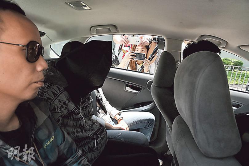 警方昨在大埔富亨邨拘捕一名32歲女子，將她蒙頭押返警署扣查，初步相信她涉及最少7宗在街頭向途人借錢騙財。 （林智傑攝）