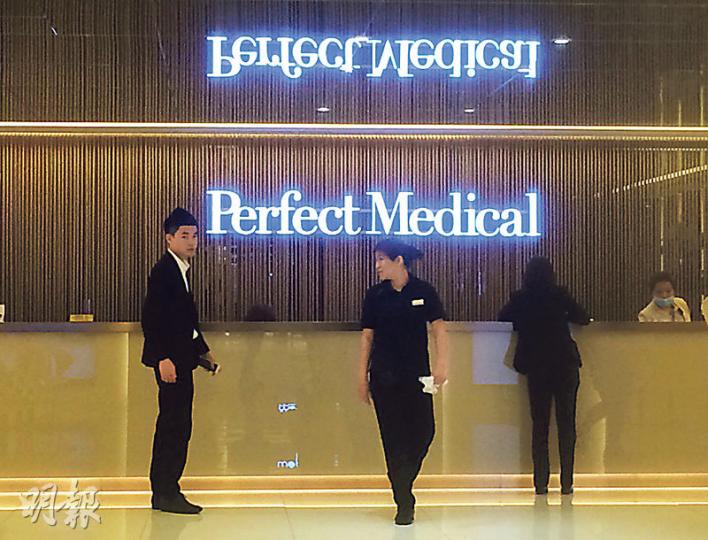 警方昨到旺角朗豪坊必瘦站分店調查詐騙案，無拘捕任何人。記者事後到場，見該店照常營業，圖為該店職員。（盧翊銘攝）