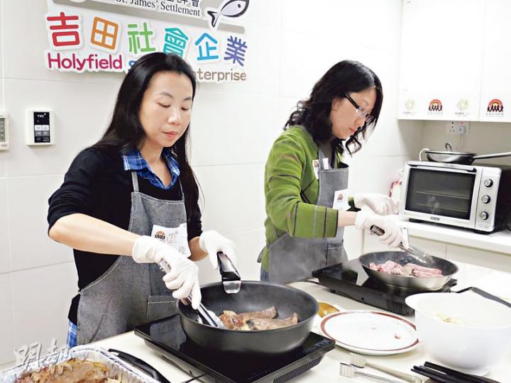 吉田大使上任前需接受8堂培訓，包括酒店大廚提供的烹飪訓練，大使Nancy（左）及Michelle（右）受訓後對各肉類烹煮知識大增，早前在「分甘同味派對」即場煎牛扒，供在場基層家庭享用。（黎芷欣攝）