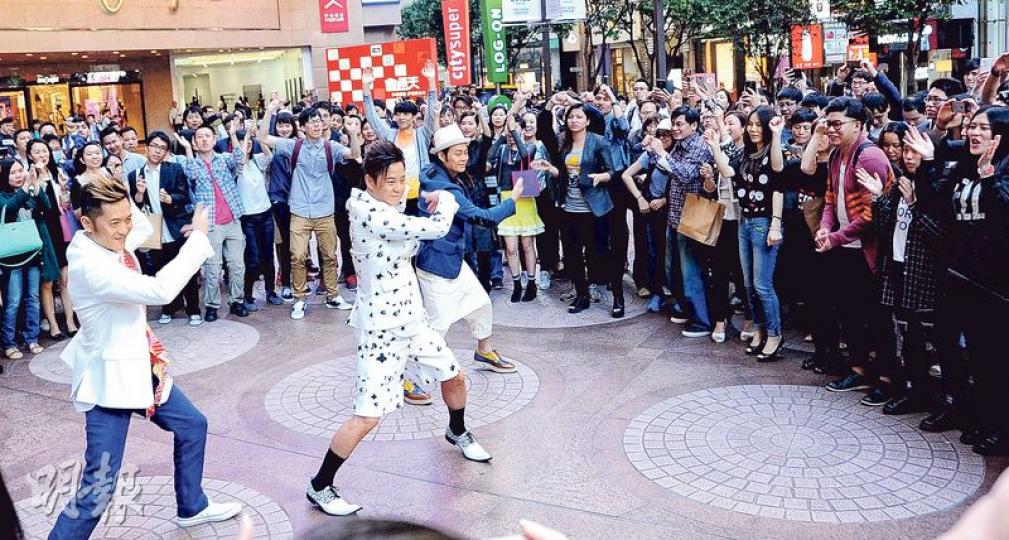 草蜢到銅鑼灣鬧市為旅發局拍廣告宣傳片，與群眾「一起森巴舞」。（攝影﹕娛樂組）