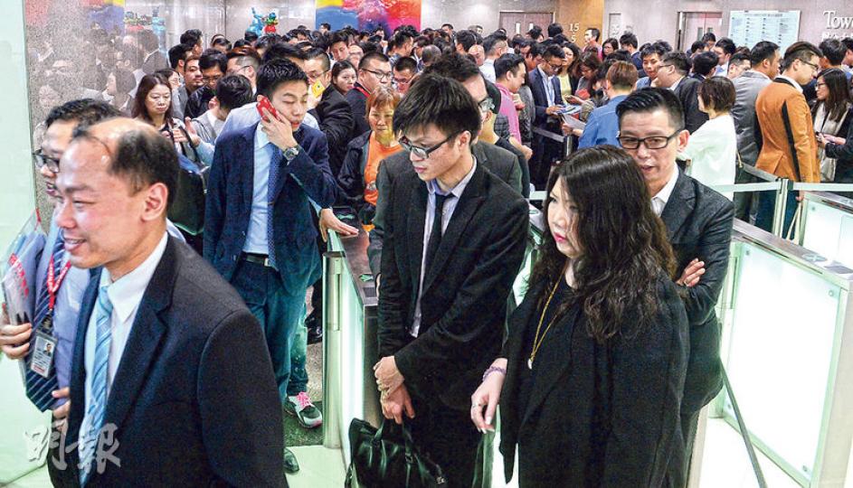 以低於區內二手價近兩成招徠的會德豐油塘PENINSULA EAST，昨晚開售首批150伙，吸引大批買家到場，開售首個半小時已售逾100伙。（劉焌陶攝）買家心聲﹕買家李先生 - 現居觀塘，斥約580萬元購入一個兩房戶自用，指樓盤定價吸引，計劃繳付約四成首期，但坦言「家人亦有幫少少」支付。 （方可兒攝）