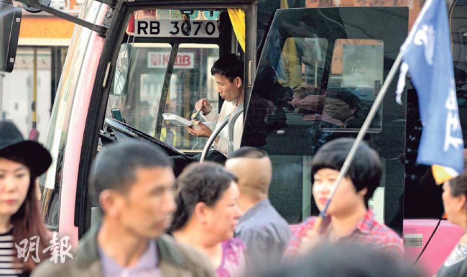 近月來港內地旅行團數目較去年同期下跌四成，直接拖累旅遊巴生意下跌，旅巴牌價則由年初的380萬下跌至現時的280萬。有旅巴業界人士表示，剛過去的復活節假期曾有不少旅遊巴空置在停車場，預料未來「團接團」情景不復再。（李澤彤攝）
