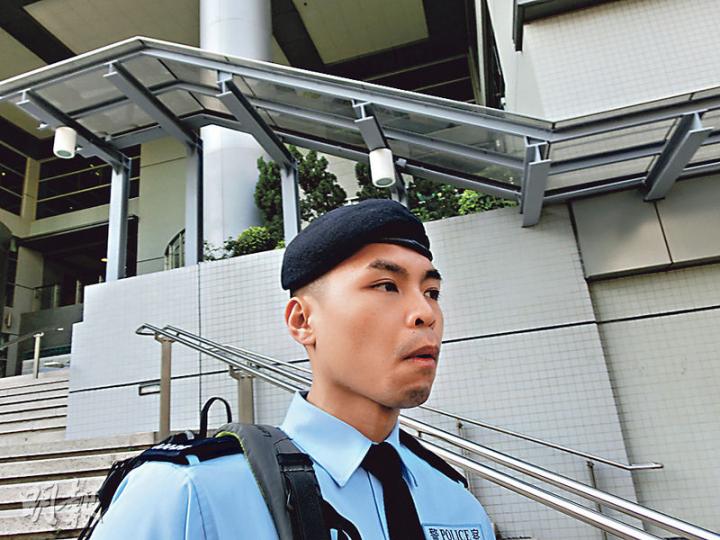 警員劉銘倫在庭上作供時，原表示被燈光「照」的時間為一至兩分鐘，之後在辯方盤問下改口為「10多秒」。（張梓鈴攝）被告盧建民否認阻差辦公罪，他被指於去年佔中期間在旺角以手機拍攝燈照射兩名警員，阻礙警員執行職務。（張梓鈴攝）