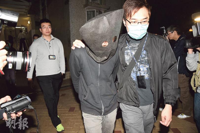 男子涉透過網上利誘女性拍攝色情短片轉售圖利被捕，由探員黑布蒙頭戴上手銬押返警署扣查。（蔡方山攝）探員在被捕男子寓所電腦發現逾160條色情短片，將電腦及手提電話等證物帶署調查。（蔡方山攝）