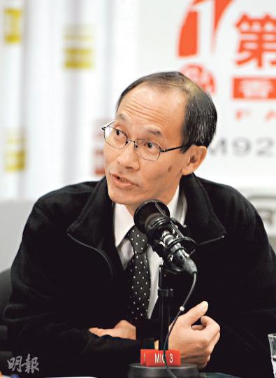 港大民研總監鍾庭耀近日再被親中報章指摘其「鍾氏民調」又在政改「關鍵時刻攪局」，鍾庭耀昨回應表示，現在不同陣營在打民意戰，中間力量更不斷被邊緣化、妖魔化，但他相信「歷史會還公道」。（胡景禧攝）