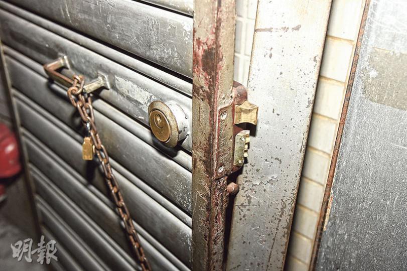 灣仔一間茶餐廳昨凌晨被竊匪撬閘潛入，店內夾萬被撬開，損失約2.3萬元現金，暫無人被捕。（蔡方山攝）