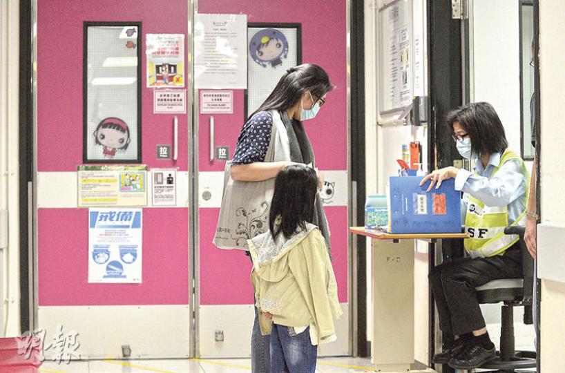 假醫生到過的4C病房（圖）昨有多名記者到場採訪，院方增派保安員駐守，並只准事前已登記的親友進入探訪，及須核對資料。（余俊亮攝）