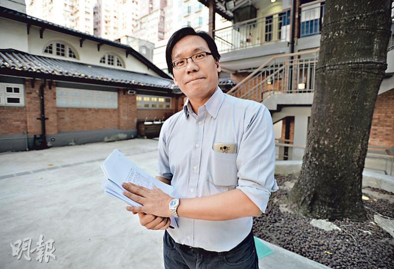 中史教師會會長兼福建中學（小西灣）中史科教師李偉雄說，過去已有不少教師反映校本評核工作量非常大，同時影響教書時間，加上如中史科校本評核只佔整體分數兩成，最終科目等級仍是主要取決於公開試成績，影響學生選修意欲。（盧翊銘攝）